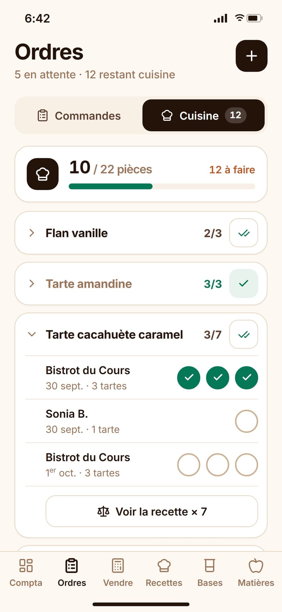 La vue Cuisine : 10 pièces faites sur 22 ; la tarte cacahuète caramel est dépliée, avec une pastille par tarte pour chaque client.