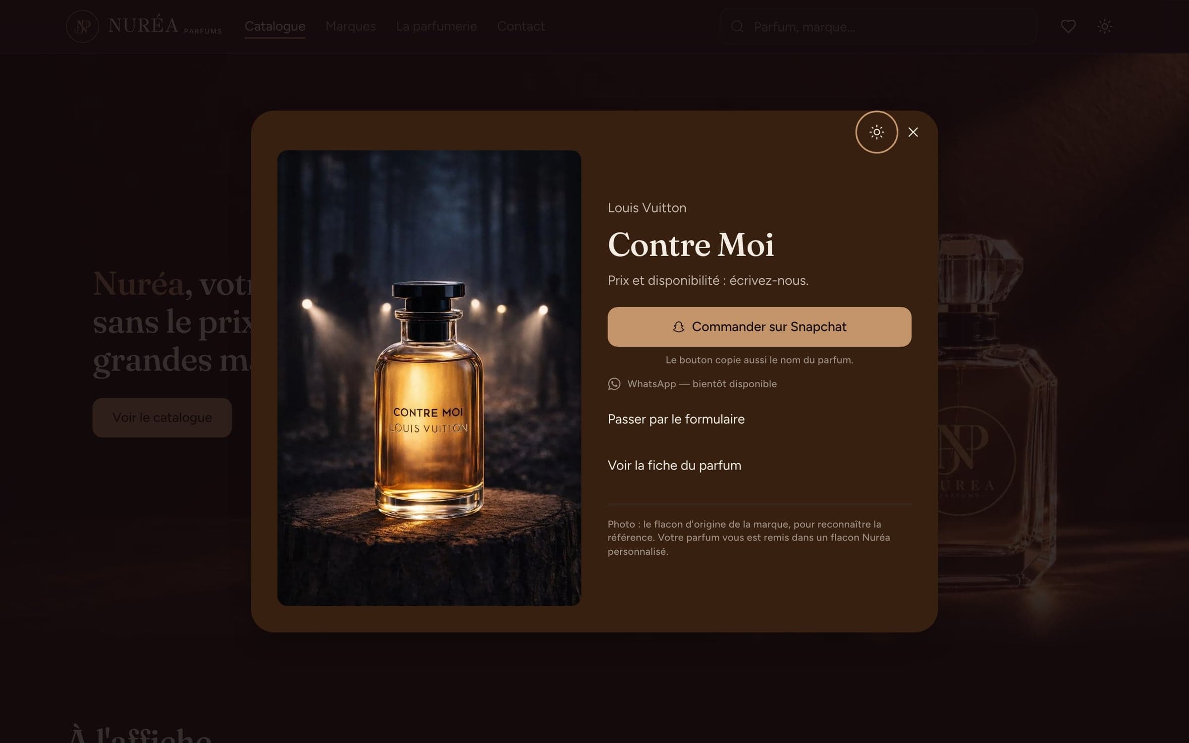 La fiche « Contre Moi » de Louis Vuitton ouverte par-dessus l’accueil : la photo du flacon, « Prix et disponibilité : écrivez-nous », le bouton « Commander sur Snapchat » et la mention qui précise que le parfum est remis dans un flacon Nuréa.