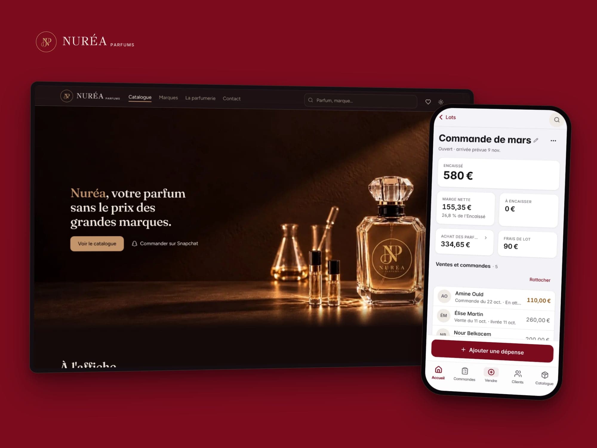 La vitrine Nuréa Parfums sur un écran d’ordinateur, accueil sombre avec la photographie d’un flacon Nuréa, et devant elle un téléphone affichant un lot d’achat dans l’outil de gestion, sur fond bordeaux.