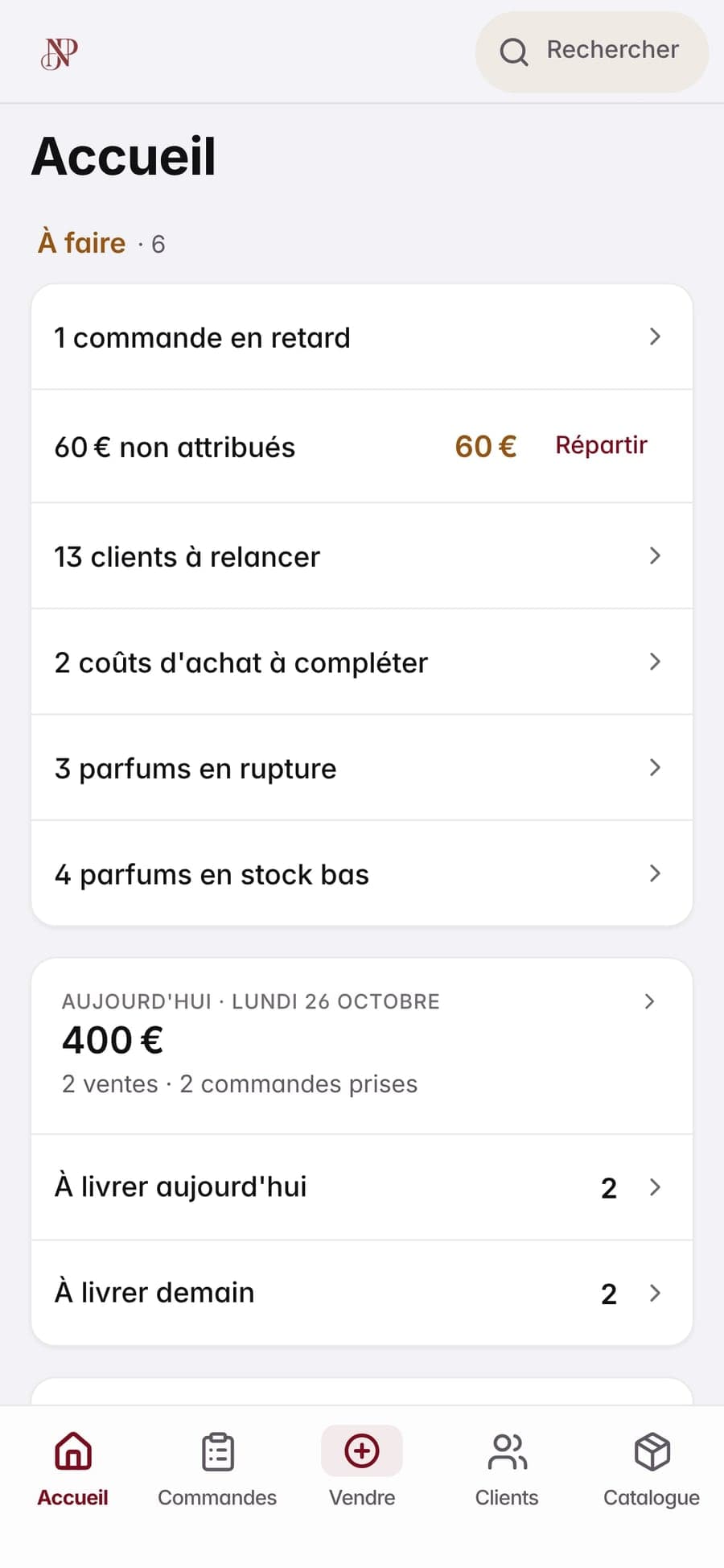 L’accueil de la gestion sur téléphone : six choses à faire (une commande en retard, des clients à relancer, des coûts d’achat à compléter, des parfums en rupture), puis l’encaissé du jour et les livraisons du jour et du lendemain.