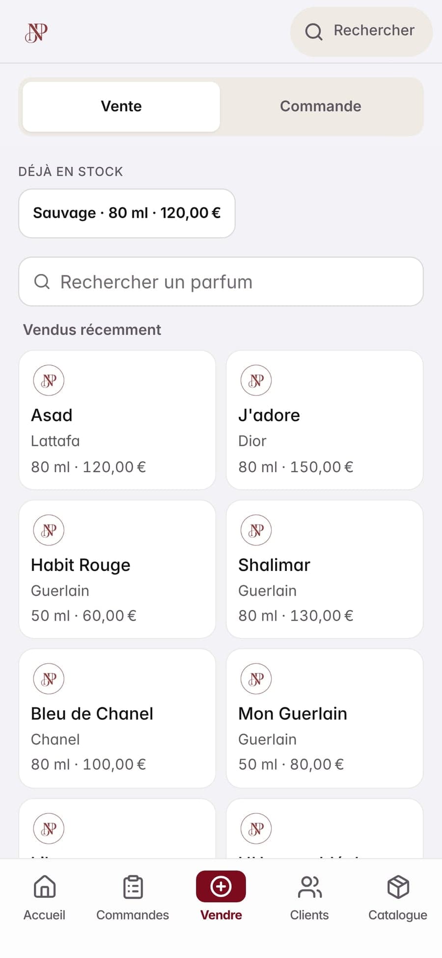 L’écran « Vendre » sur téléphone : le choix entre vente et commande, un flacon déjà en stock, la recherche d’un parfum et les parfums vendus récemment avec leur contenance et leur prix.